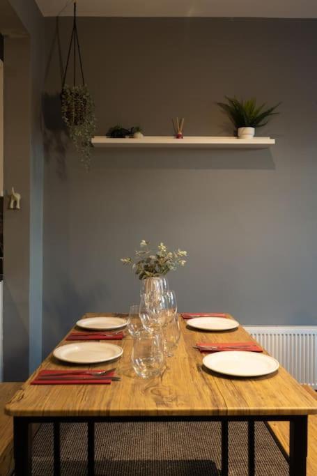 Vibrant City Centre Townhouse With Free Parking Rare Outdoor Patio Belfast Exterior photo