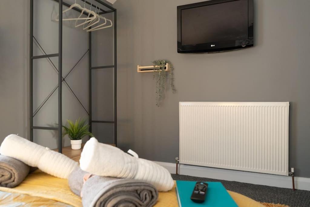 Vibrant City Centre Townhouse With Free Parking Rare Outdoor Patio Belfast Exterior photo