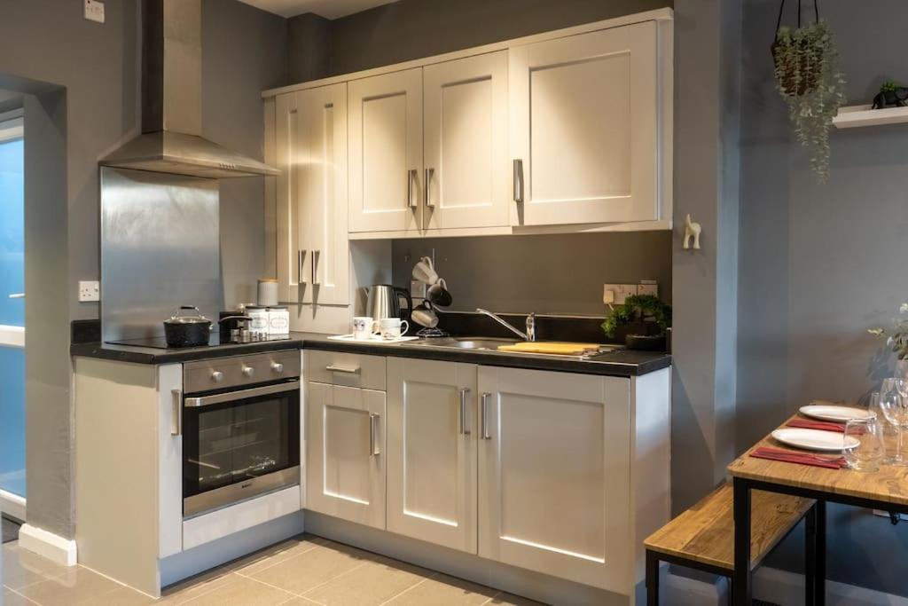 Vibrant City Centre Townhouse With Free Parking Rare Outdoor Patio Belfast Exterior photo
