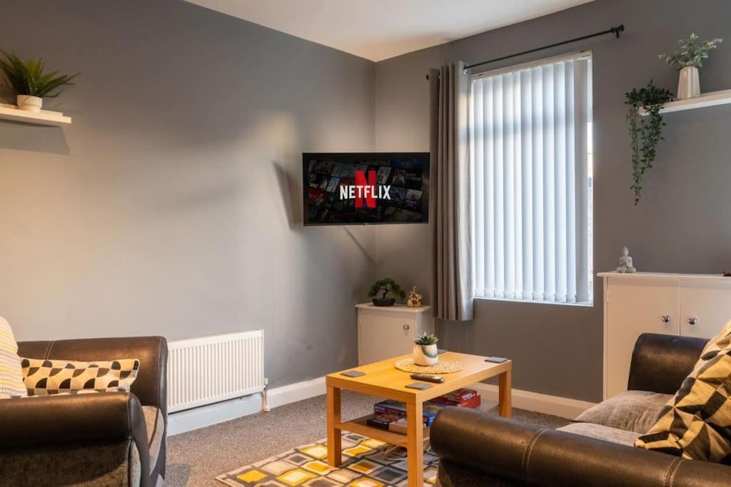 Vibrant City Centre Townhouse With Free Parking Rare Outdoor Patio Belfast Exterior photo