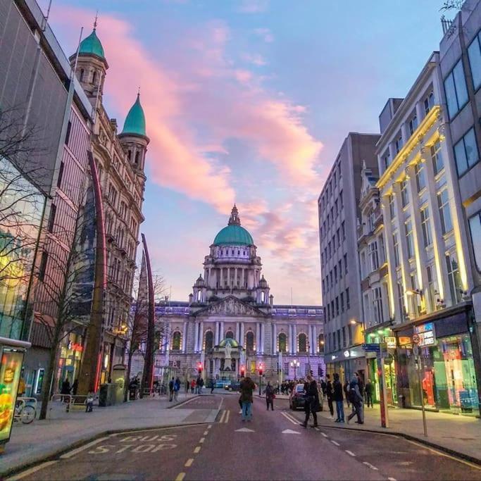 Vibrant City Centre Townhouse With Free Parking Rare Outdoor Patio Belfast Exterior photo